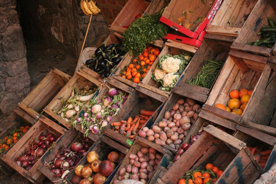 Gemüse und Obst in Holzkisten gelagert